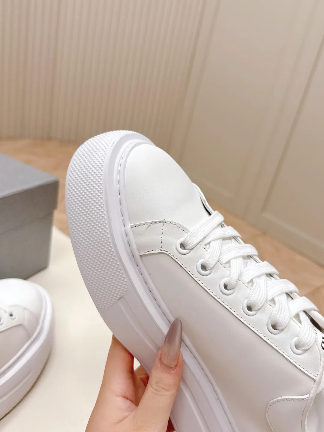 👟👟Ex-factory price 600👟👟 Prada 25ss new casual white shoes, couple style 👫 P fashion white shoes, re-released, high-quality shipments, elegant and generous, comfortable on the feet, super classic, super light and comfortable on the feet Fabric: silky cowhide Lining: water-dyed sheepskin lining + genuine leather foot sole: EVA outsole Code number: 35-45 (40 for women, 45 for men, customized)
